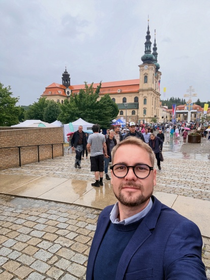 “Ať si odvážíte nejenom mokré šaty, ale i plná srdce,” zaznělo dnes na pouti na Velehradě. 
Zmokli jsme až na konci, kázání brněnského biskupa Pavla Konzbula a hudební doprovod hradecké “mé bývalé” @squadrarisonante byly svěží .
Krásné sváteční dny!